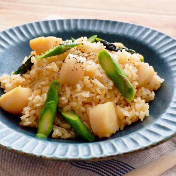 手軽なのに本格的な美味しさ！ アスパラとほたての炊飯器ピラフ