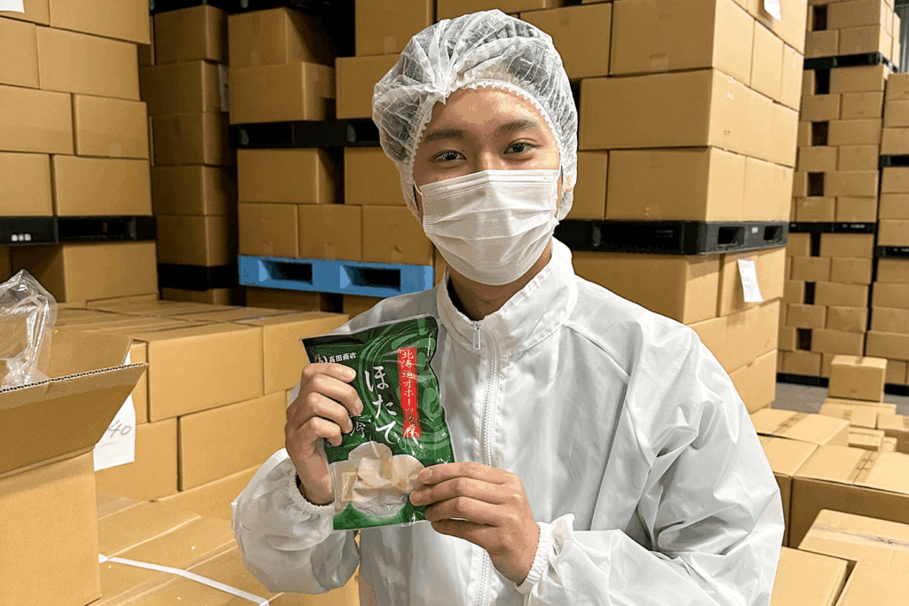 冷凍倉庫で商品を確認するサカガミ